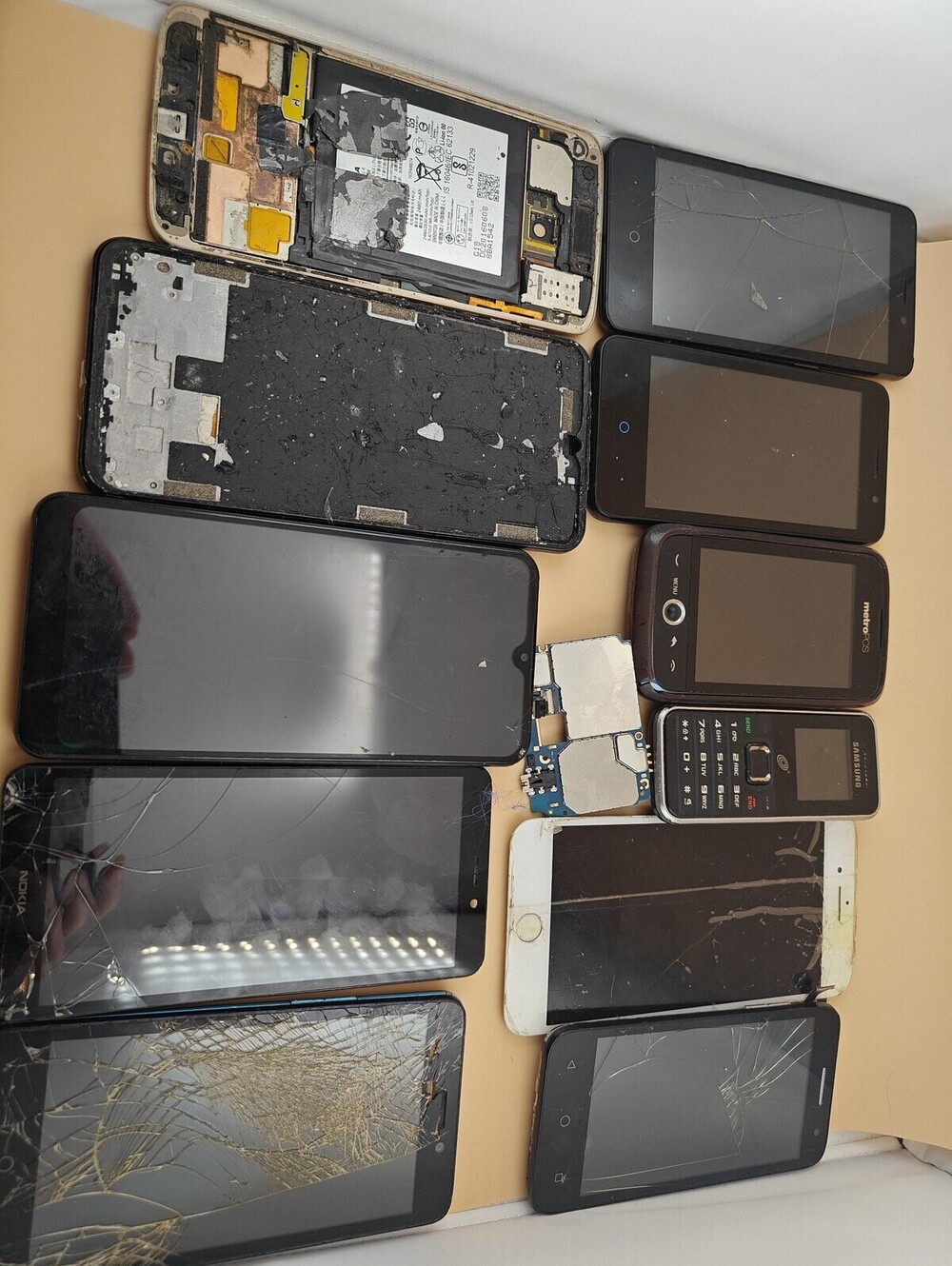 Smartphone Lot iPhone Samsung LG Parts Repair Cracked No Power Locked AS IS